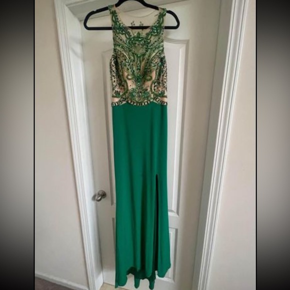 Green gown - Picture 1 of 4